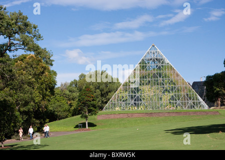 Australien, New South Wales, Sydney, Royal Botanic Gardens, Passanten in der Nähe von Pyramide geformt Gewächshaus Stockfoto