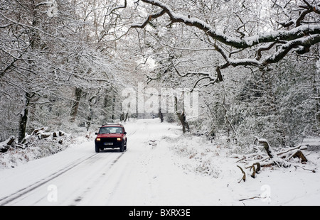 rote 4 Rad-Antrieb Jeep fahren entlang tief verschneiten ländlichen Straße England Stockfoto