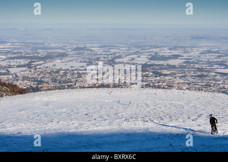 Mountainbiker im Schnee auf die Malvern Hills in Worcestershire Stockfoto