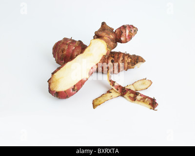 Topinambur, geschält und in Scheiben schneiden, auf weißem Hintergrund Stockfoto