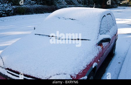 Auto im Schnee, nachdem Blizzard in Dorset, England, UK. Stockfoto