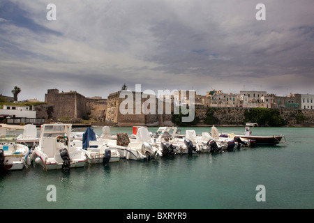 Hafen und auf dem Hintergrund Arafonese Burg, Otranto, Apulien, Italien Stockfoto