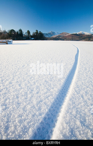 Radwege über Derwent Water vollständig gefroren, während the big Chill ab Dezember 2010, Lake District, Großbritannien Stockfoto