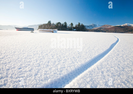 Radwege über Derwent Water vollständig gefroren, während the big Chill ab Dezember 2010, Lake District, Großbritannien Stockfoto