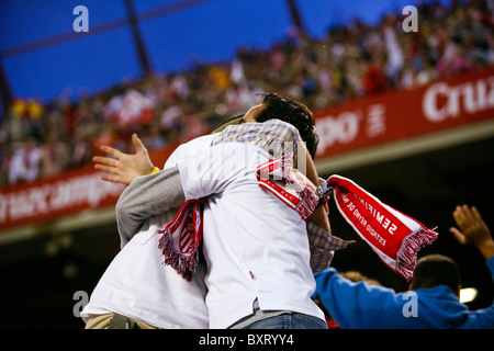 Fans von Sevilla jubeln für ihr Team, Sevilla, Spanien Stockfoto