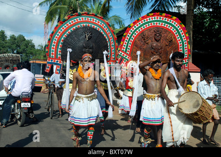 traditionelle Tänzer mit bunten Kostümen von einem Festival in Kerala, Indien Stockfoto