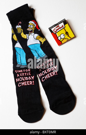 Weihnachten Neuheit Socken - Die Simpsons Zeit für einen kleinen Urlaub Beifall auf weißem Hintergrund Stockfoto