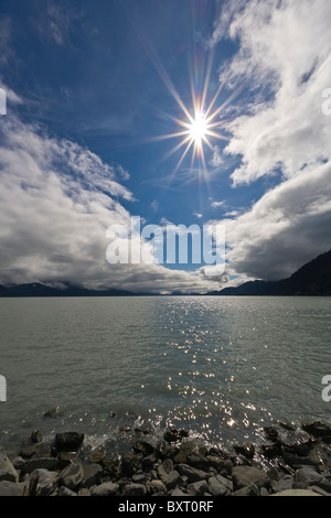 Blauer Himmel, Wolken und Sonne über Resurrection Bay in Seward Alaska Stockfoto