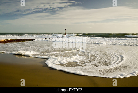 Strand von Bournemouth mit Wellen ein sandiges Ufer, Dorset, England, UK. Stockfoto