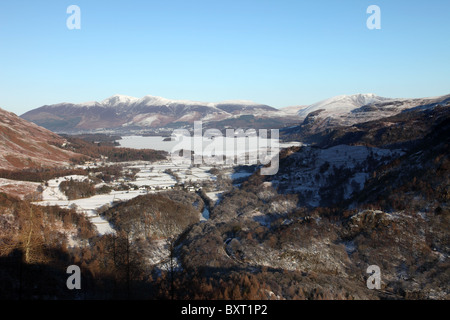 Ein Winter-Blick auf Skiddaw über einen gefrorenen Derwent Water von Burg Crag Borrowdale Seenplatte Cumbria betrachtet Stockfoto