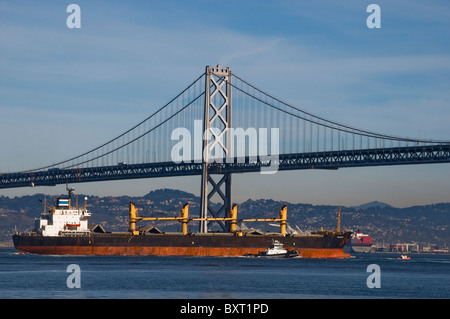 Massive Öltanker, die Ankunft im Hafen Stockfoto