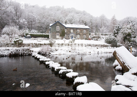 Trittsteine über den Fluß Rothay, unter Loughrigg, in der Nähe von Ambleside, Lake District, Großbritannien. Stockfoto