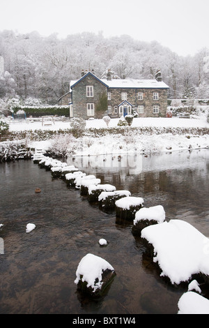 Trittsteine über den Fluß Rothay, unter Loughrigg, in der Nähe von Ambleside, Lake District, Großbritannien. Stockfoto