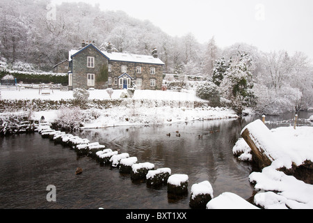 Trittsteine über den Fluß Rothay, unter Loughrigg, in der Nähe von Ambleside, Lake District, Großbritannien. Stockfoto