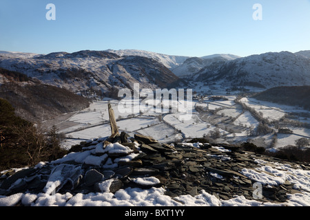 Die Aussicht vom Schloss Fels in Richtung Rosthwaite Dorf im Winter Borrowdale Seenplatte Cumbria Stockfoto