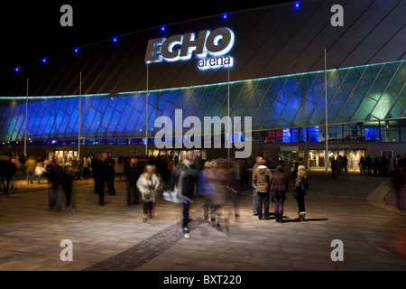 Abendliche Theater der Warteschlange in der Echo Arena and Convention Centre, Wheel of Excellence Exhibition Centre, Kings Dock, Liverpool, Merseyside, England, Großbritannien Stockfoto