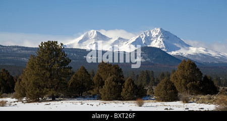 Die drei Schwestern Gipfel in Oregon Cascade Mountains im Winter in der Nähe der Stadt Bend. Stockfoto