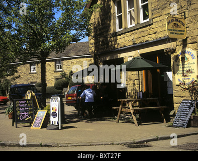 Eyam Derbyshire England UK Kunden Essen außerhalb Café in der Sonne Stockfoto