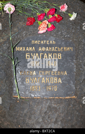 Das Grab des sowjetischen russischen Schriftstellers Mikhail Bulgakov (1891-1940) auf Nowodewitschi-Friedhof in Moskau, Russland Stockfoto