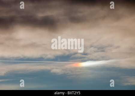 Sonne-Hund oder Parhelion von der Sonne reflektiert Eiskristalle in hohe Wolke verursacht. Stockfoto