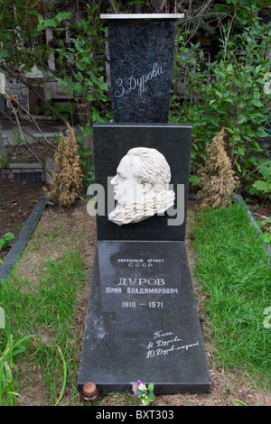 Das Grab des sowjetischen russischen Zirkuskünstler Yuri Durov auf Nowodewitschi-Friedhof in Moskau, Russland Stockfoto