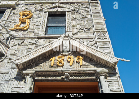 20.000 Stück Treibholz Mosaik Fassade auf Arctic Brotherhood Hall und Skagway Museum in Skagway, Alaska, USA Stockfoto