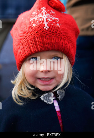 Eine ziemlich 3 jährige blonde Mädchen, gekleidet in einen roten Wollmütze Stockfoto