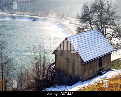 Alte Wassermühle am Bergfluss bekannt als Mreznica in Kroatien. Stockfoto