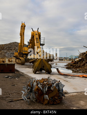 Liebherr-Greifer, Schrott und geborgenen Metall Recycling   Metalle und Materialien und Ausrüstung, Liverpool, Merseyside, UK Stockfoto