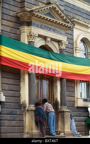 Gläubige küssen St George Kathedrale Stockfoto