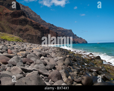 Kalalau Strand an einem sonnigen Tag in der Nähe der Klippen an der Na Pali Küste, nördlich von Kauai Stockfoto