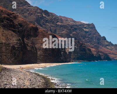 Kalaua Strand an einem sonnigen Tag in der Nähe der Klippen an der Na Pali Küste, nördlich von Kauai Stockfoto