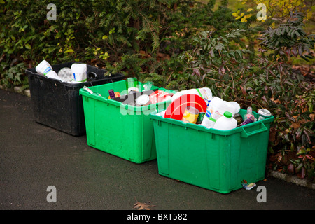 Hausmüll Recycling-Behälter wartet auf Sammlung, Vorort von London, UK Stockfoto