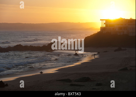 Sonnenuntergang am Strand von Keurboomstrand an der Garden Route in der Nähe von Plettenberg Bay, Western Cape, Südafrika Stockfoto