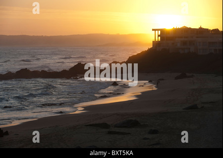 Sonnenuntergang am Strand von Keurboomstrand an der Garden Route in der Nähe von Plettenberg Bay, Western Cape, Südafrika Stockfoto