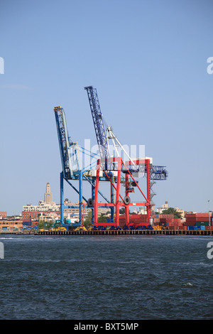 Buttermilch-Kanal, Brooklyn Waterfront, Containerhafen, New York City Stockfoto