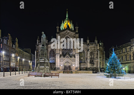 Fassade des St Giles Cathedral (die High Kirk), Edinburgh, Schottland, im Winter nachts beleuchtet Stockfoto