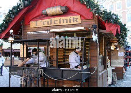 Trdelník süßes Gebäck Stand auf der traditionelle Weihnachtsmarkt in Prag, Tschechische Republik Stockfoto