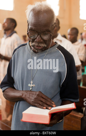 JUBA, Südsudan, Dezember 2010: Gottesdienst in der Kathedrale von Juba. Foto: Mike Goldwater / Christian Aid Stockfoto
