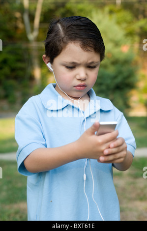 4 Hispanic Vorschule Einjahresjunge außerhalb seiner Vorstadthaus vor der Schule Stockfoto