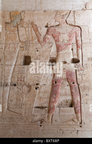 Relief zeigt Ramses vor Ptah aus Heiligtum innerhalb der Tempel von Sethos I bei Abydos, Niltal Ägyptens Stockfoto