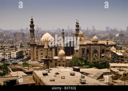 Sultan Hassan (links) und den späteren Al-Rifa'i Moscheen, von der Zitadelle in Kairo Ägypten gesehen. Stockfoto