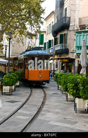 Die Straßenbahn fährt zwischen Sóller und Port de Sóller im Bereich Nord-Westen von Mallorca. Stockfoto