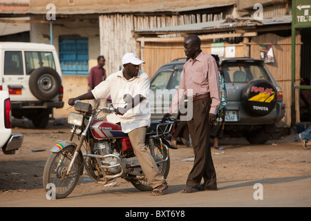 JUBA, Südsudan, Dezember 2010: Straßenszene in der Stadt. Foto: Mike Goldwater / Christian Aid Stockfoto