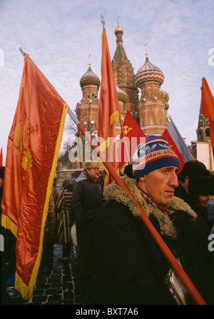 Eine Gruppe von Russen marschieren in einer Demonstration für die Rückkehr der alten kommunistischen Partei und in Moskau, Russland. Stockfoto