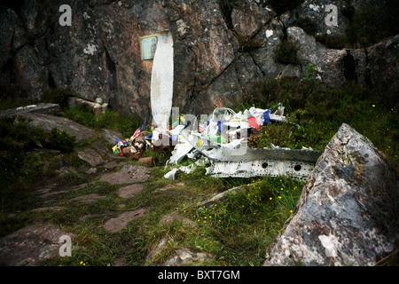 Die USAAF 42-95095 Liberator Fairy Lochs Absturzstelle ist ein Schrein für die Flieger, die nach dem Zweiten Weltkrieg auf einem schottischen Hügel ihr Leben verloren haben. Stockfoto