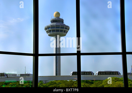 Flug Kontrollturm am neuen modernen Flughafenterminal in Südostasien in Singapur Stockfoto