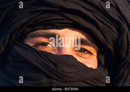Augen des Jünglings Tuareg in der Sahara-Sand-Dünen von Erg Chebbi in der Nähe von Merzouga, Marokko Stockfoto