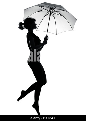 voller Länge Silhouette im Schatten einer jungen Frau, die fliegen mit offenen Regenschirm im Studio auf weißen Hintergrund isoliert Stockfoto
