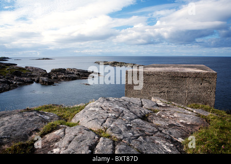 Blick auf den Atlantik von Rubha nan Sasan, Loch Ewe: Emergency Coastal Defense Battery. Schottland, Großbritannien. Stockfoto